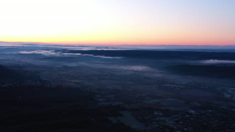 Mystische-Luftaufnahme-Landschaft-Sonnenaufgang-Tal-Gard-Südfrankreich-Sonnenaufgang